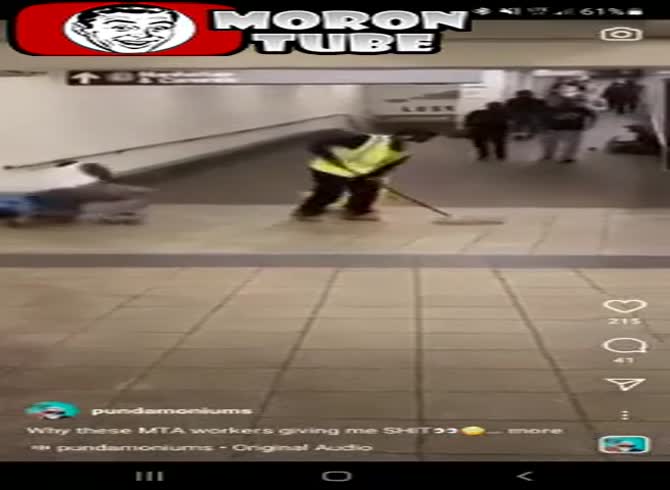 Video :He urinates in the pail of the municipal cleaning solution!